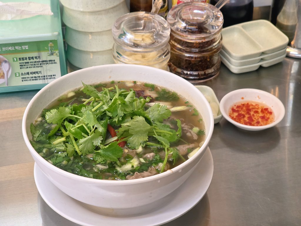 쌀국수 집에서 고수가 유료 옵션이 되다니 강호의 도리가 땅에 떨어졌다.