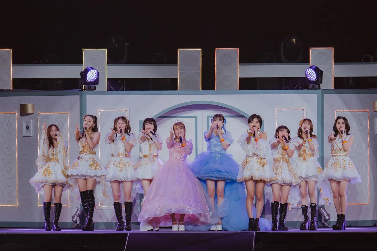 fashionjp's tweet photo. 【新着】「モーニング娘。’25 コンサートツアー秋 ～Movin’ Forward with Hope～ 羽賀朱音・横山玲奈 卒業スペシャル」衣装レポート👗✨

#横山玲奈 さん、#羽賀朱音 さんのラストステージを照らした衣装🔻
https://t.co/GaVyvxDFKC

#モーニング娘25 #モーニング娘26 #ハロプロ @MorningMusumeMg https://t.co/T2QviKodeG