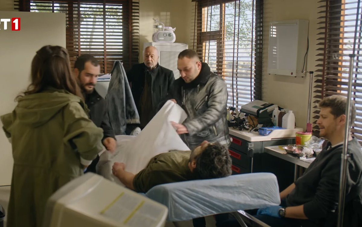 2 doktor biri furtunalı biri koçarili bu iki köyün yaraladıkları adamları tedavi edip duruyorlar sonra onlar bir daha birbirini yaralıyor çok komik olay yaa yazık valla dkhdkdhdkdhdkdh