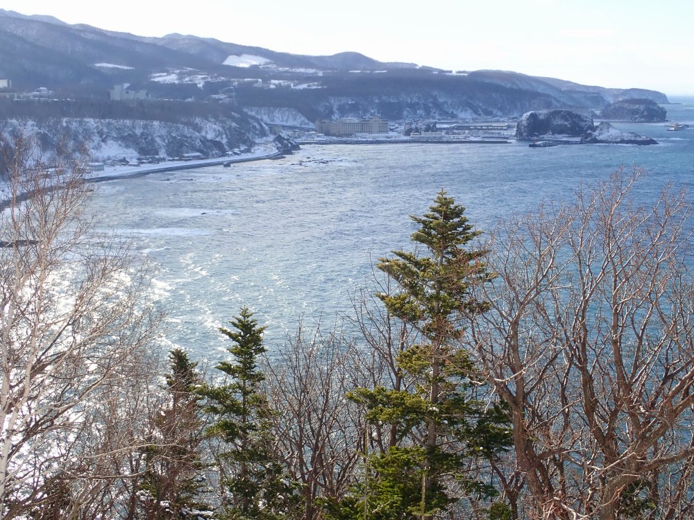 きれいに新しくなった「プユニ岬」展望地の看板。風雪にさらされて文字や絵が薄くなったフレペの滝の看板も新しくなるといいなと昨年から思っている。