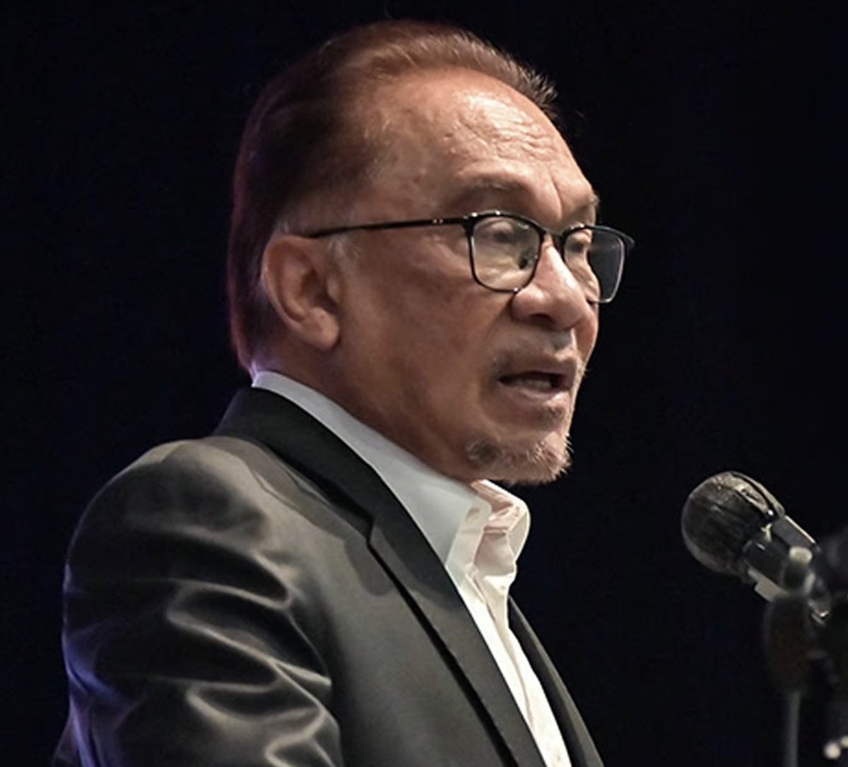 tjerealjoker's tweet photo. Apa yg PMX umumkan harini:

1. PendakwaRaya dan AG dipisahkan.
2. PM max 10 tahun / 2 penggal.
3. KSN max 10 tahun.
4. Akta Ombudsman.
5. Sara Bulanan masuk 9 Jan.
6. STR 500 masuk 20 Jan 2026.
7. 100 untuk SEMUA bermula 9 Feb.
8. Bantuan sekolah 150
9. Tahfiz 200 juta
10. SJKC 80 juta
11. SJKT 50 juta
12. Cukai sewa PMKS turun dari 8% ke 6%
13. Tiada cukai servis untuk jualan bawah 1.5juta
14. E-invoice ditangguh 
15. Tekun Nasional 500juta

Ada banyak lagi tapi ini main points yg aku dapat.
Terbaikkkk lahhh Kerajaan Madani ❤️