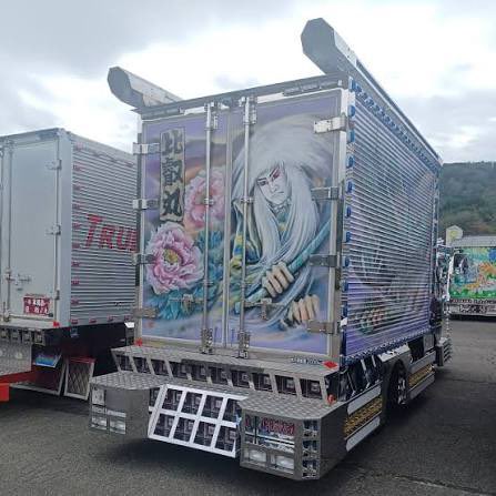 ISUZU_newELF's tweet photo. この年代の如何にもアートトラック。って感じの飾りが一番かっこいいんだよな https://t.co/MZpXjuLLDf