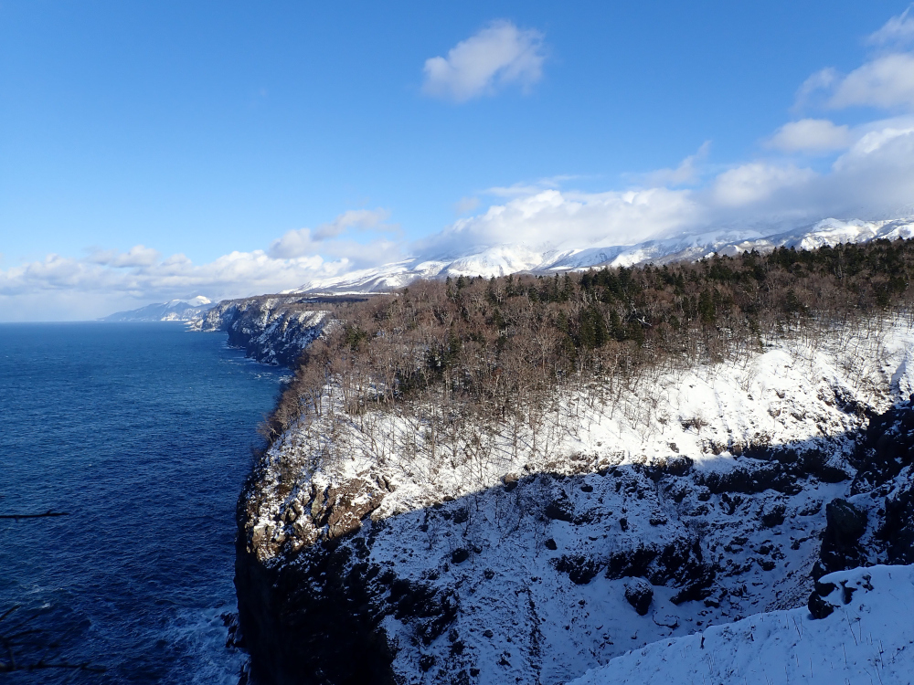 2026年の初🌅知床ウトロへ。自然保護監視員の巡視のついでにスノーシューで森や断崖をお散歩。エゾシカと知床岬、オホーツク海と疾走するエゾシカ、そして、断崖部から見渡す冬の絶景を堪能してきました。いい汗を流しながら、なんと清々しいことかな。