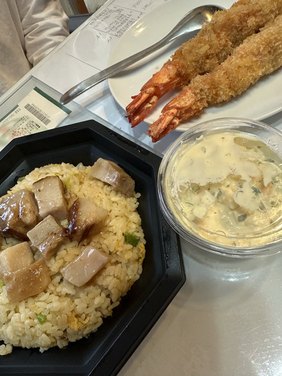 成城石井のチャーシュー炒飯と、御節の残りのエビフライ🍤