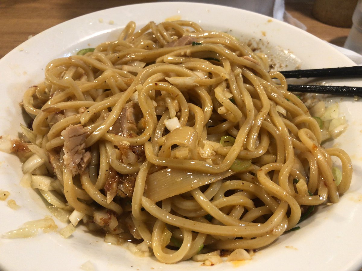 やっぱり
伊予源氏車の
初代まぜそば
玉ねぎトッピングは
最高じゃのう😁
²/₃食ってから
お酢投入が
またたまらん味変🤤

#伊予源氏車