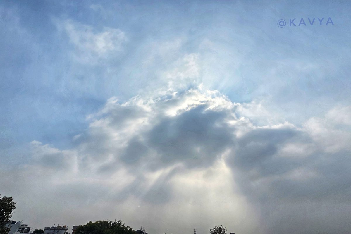 This is the best of sun we have seen in the last 3 days...
Dramatic Skies

#theme_pic_India_sky