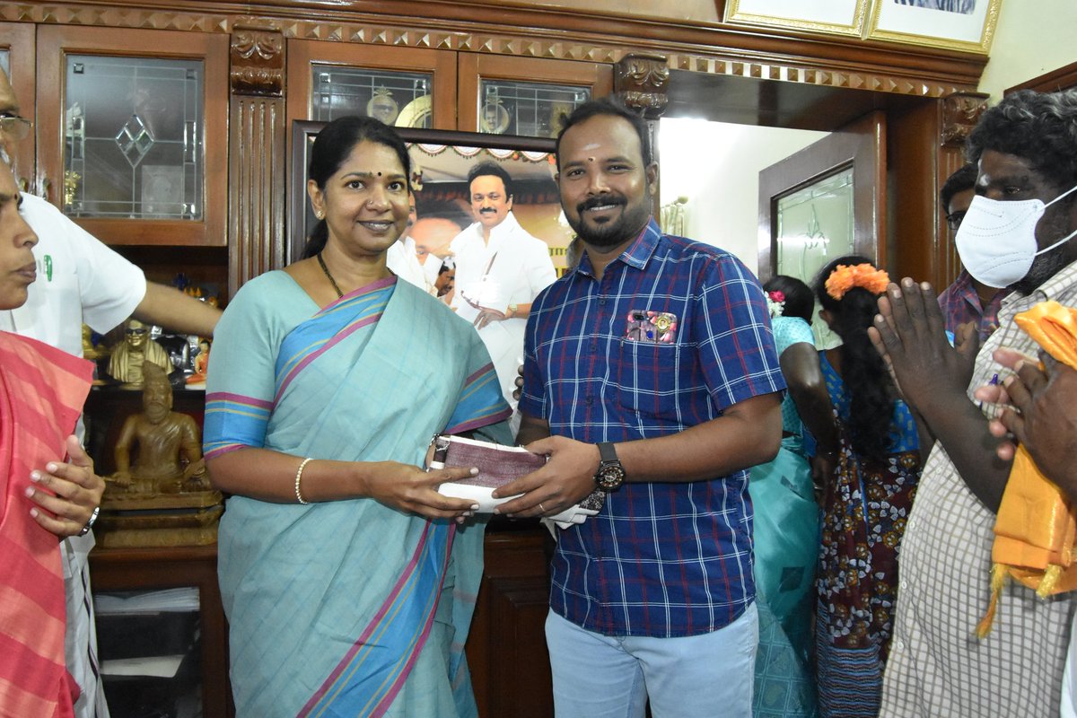 KuttysSweet's tweet photo. கழகத்தின் துணை பொதுச்செயலாளர், 
தூத்துக்குடி நாடாளுமன்ற உறுப்பினர், தி.மு.கழகத்தின் நாடாளுமன்ற குழுத் தலைவர் 
கழக மகளிர் அணிச் செயலாளர் 
பாசமிகு அக்கா 
திருமிகு. @KanimozhiDMK அவர்களுக்கு எனது பிறந்தநாள் வாழ்த்துகளைத் தெரிவித்துக் கொள்கிறேன்...🏴🚩 https://t.co/YLDO8ijRhH