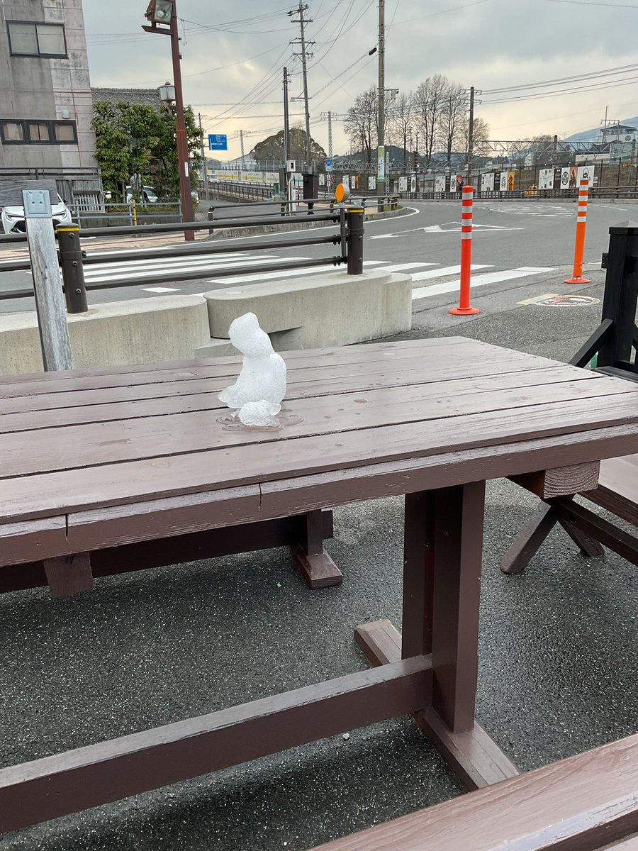 20151004_ekime's tweet photo. 只今関ケ原は気温8度、めちゃ寒です
誰かの⛄️、まだまだ健気に頑張ってます
さて新年１回目の売上発表、いってみよー！

食べ物部門
①ふわっと
②もちどき
③家紋せんべい

グッズ部門
①超ミニのぼり
②せ木がはらマグネット
③布陣図のあれマグネット

グッズ部門変動ありますねぇ… https://t.co/WbEOmLgE4S
