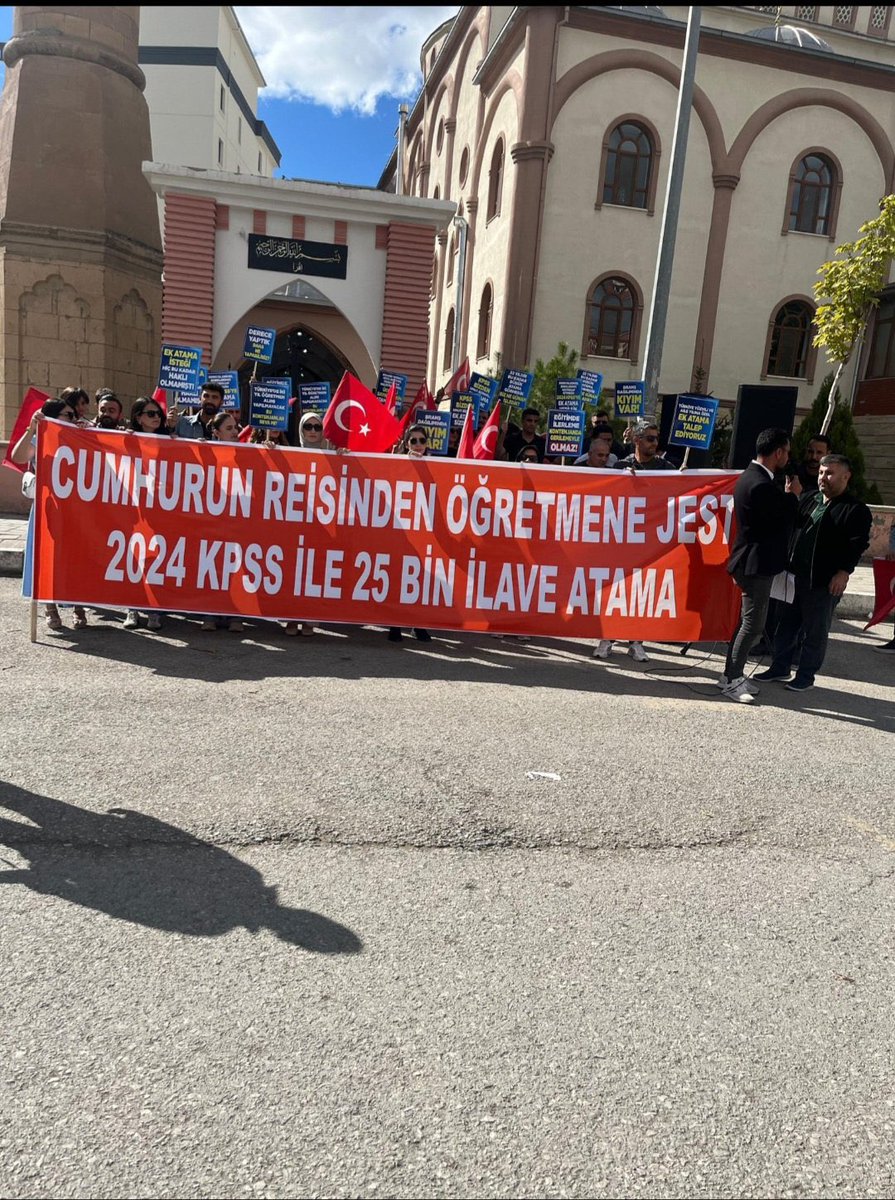Sayın Cumhurbaşkanım;
Daha önce kamuoyuyla paylaştığınız üzere her yıl ortalama 40 bin öğretmen ataması yapılacağı yönündeki beyanlarınız, eğitim camiası açısından büyük ve hayati önem taşımaktadır. Devletimizin sözüne duyduğumuz güvenle, 2024 KPSS kapsamında açıklanan 15 bin