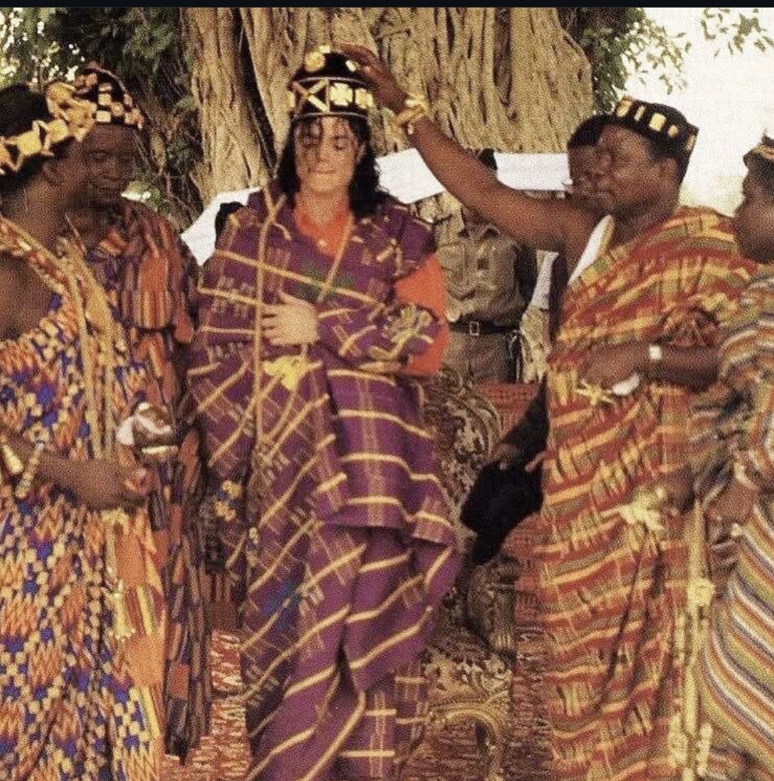 MalcomProd's tweet image. Même Michael Jackson a porter cette tenue lors de son passage en Côte d’Ivoire en 92.  C’est une tenu de chef ..🇨🇮.  c’est une marque de considération et de respect de la culture !