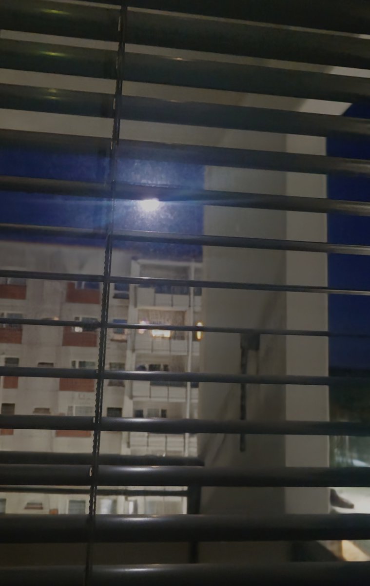 Huomentapäivää täältä. Huono aamukuva säleverhosta, kun vähenevä kuu lännessä klo 7:49. Pakkasennätys tänään -17,3°C, eikä enenpää tarvitsisikaan mihinkään. Onneksi päivän pituus on jo 6h6min., niin kesää päin mennään. Mukavuutta maanantaihinne.