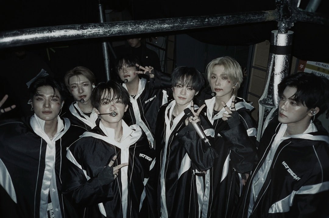 ajaem's tweet image. couldn't be more happier found my new home, my sanctuary, my family. i love you guys, @Sevenctory. 🖤