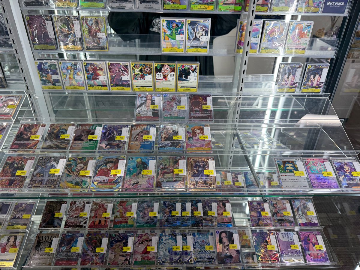 現在の特価コーナーです‼️ コミパラのシャンクスやウタ､2026円特価