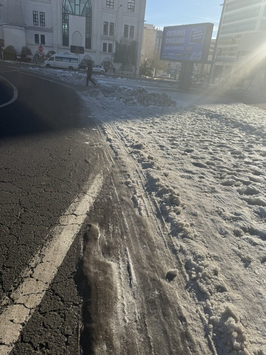 Şehrin göbeği binlerce insanın istisnasız her gün milyonlarca adım atarak geçtiği bir yer
Kaldırımlar,kaldırım kenarları dahil yağan kardan kalan kar kütleleri ve donun etkisiyle  buzlanmış resmen buz pistine dönmüş..
İlgilenirseniz seviniriz…

<a href="/mcanpolatnet/">Mehmet CANPOLAT 🇹🇷</a> 
<a href="/haliliye_bld/">Haliliye Belediyesi 🇹🇷</a>