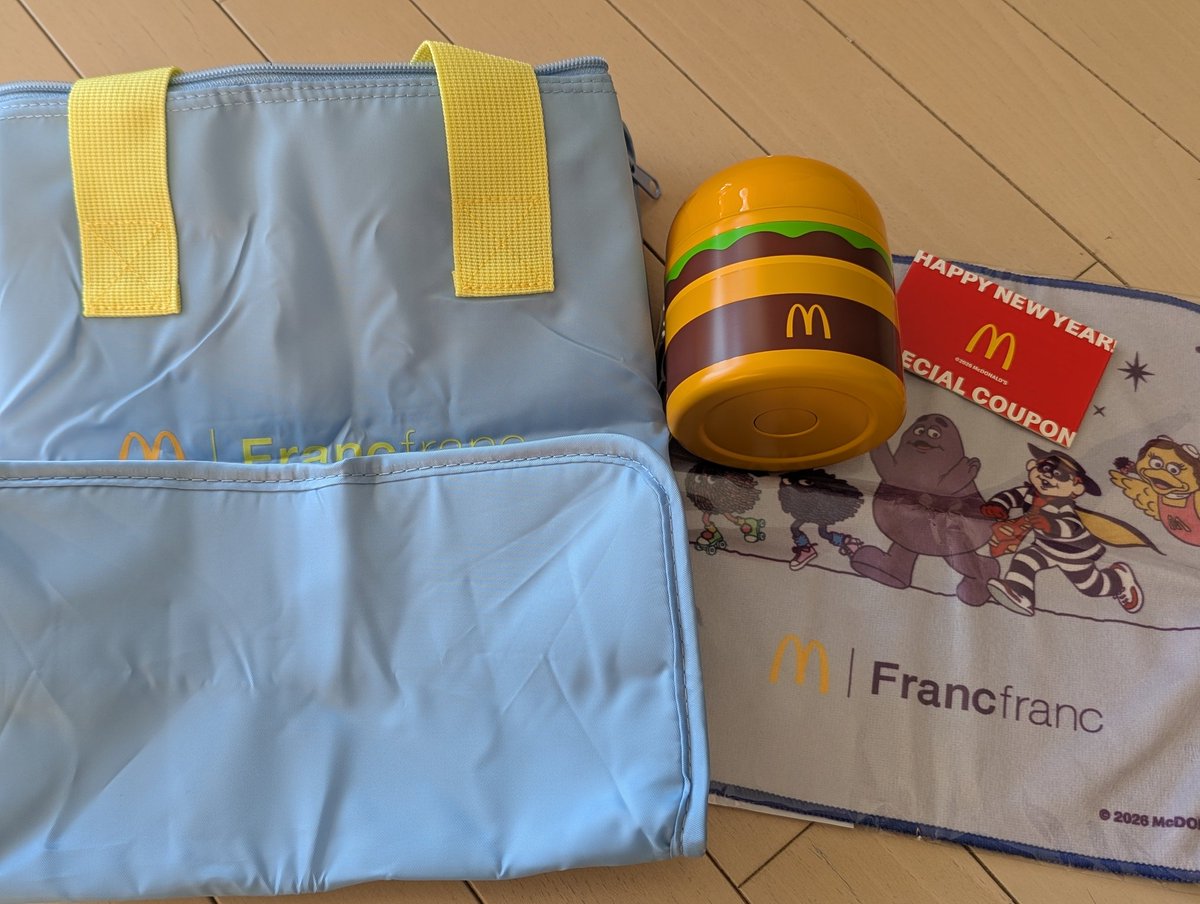 #マクドナルド福袋2026
本日、無事に購入✨️🙌✨️
Francfrancのバッグは水色でした😆(可愛いです💙🤍💛)
少し気になったのがロゴの位置。半分にたたんでビニールに詰めてあったのでシワシワになってて残念💧