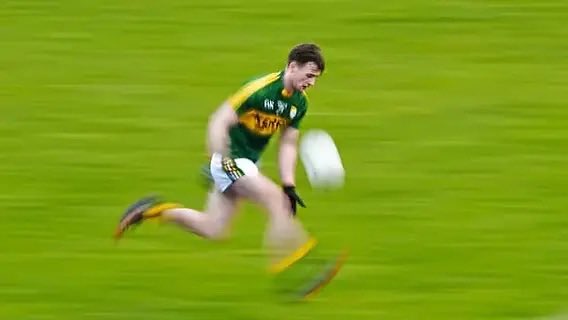 🧵 Preseason Conditioning in Gaelic Football:
Stop Copying Runners. Start Training for GAA.
Every winter, teams argue about conditioning.
Long runs?
Small-sided games?
100–200m reps on the whistle?
Here’s the truth 👇