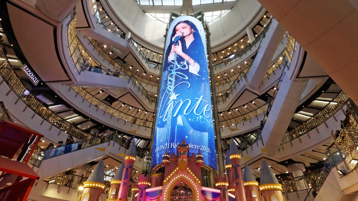 WINTER_THAILAND's tweet image. น้องหนาวใจกลางกรุงเทพฯ กับป้ายลิฟต์แก้วความสูงกว่า 7 ชั้นกลางห้างดัง Central World มายยังสามารถไปตามเก็บโปรเจกต์นี้ได้ถึงวันที่ 7 มกราคมนี้นะคะ 🏬

⟢ Central World Central 360° ♡

#WINTERsLumiere2026 💙
#WINTER_BDAY2026