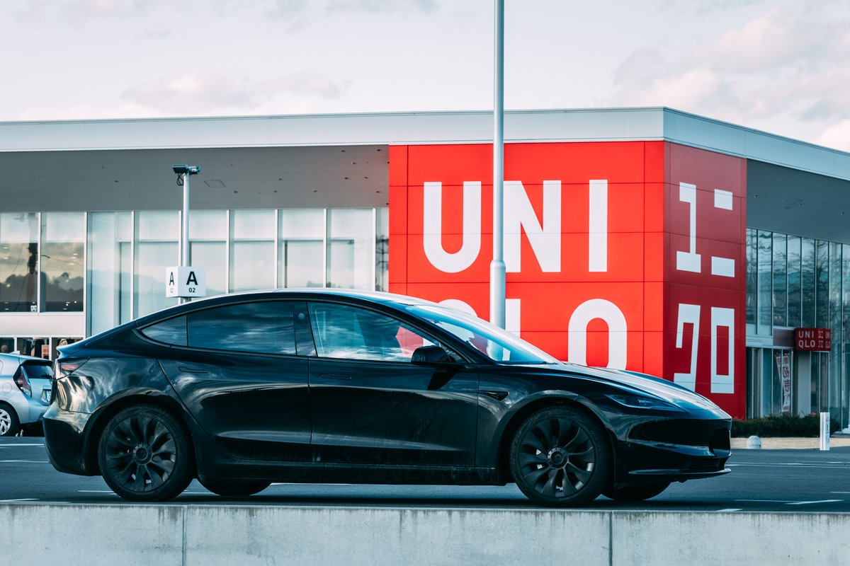 shimatesla's tweet photo. Tesla x Uniqlo https://t.co/0wTY9gVgF8