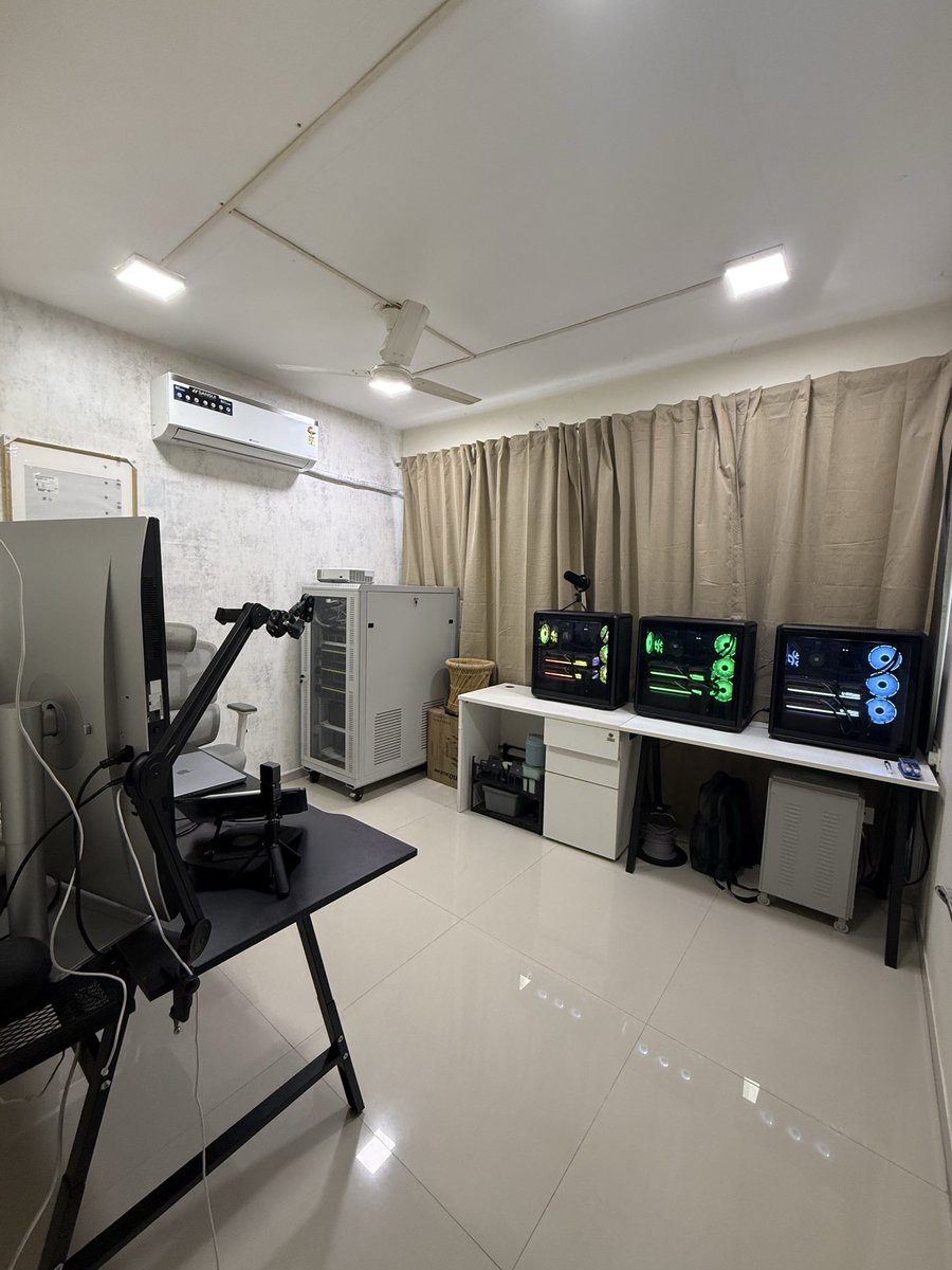 deepsoch_ai's tweet image. Small office, big ideas. ⚙️ Clean setup, powerful servers, and a focused workspace built to create, scale, and innovate every day.
#SmallOffice #TechWorkspace #ServerRoom #StartupLife #WorkSetup