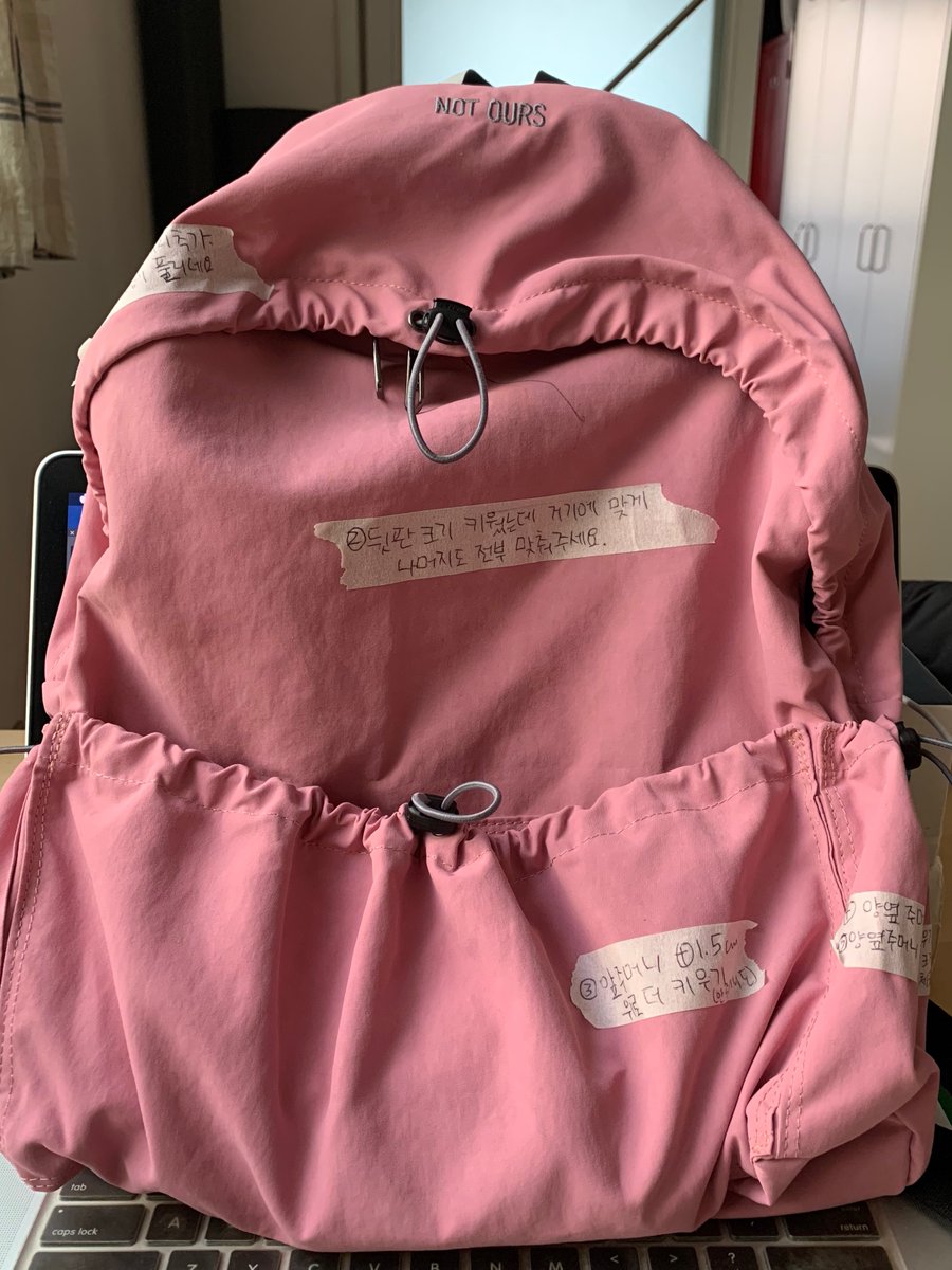 사실 이 가방은 디자이너로서 가장 뿌듯하면서도, 사업하는 사람으로서는 가장 아쉬움이 많이 남는 제품이다. 2022년 초, 내가 코로나로 자가격리 하는 동안 동업하는 친구가 집 문 앞에 샘플을 걸어놓고 가면, 내가 수정할 부분을 정리하고 작업지시서를 써서 다시 전달해 가며 만들었었다.