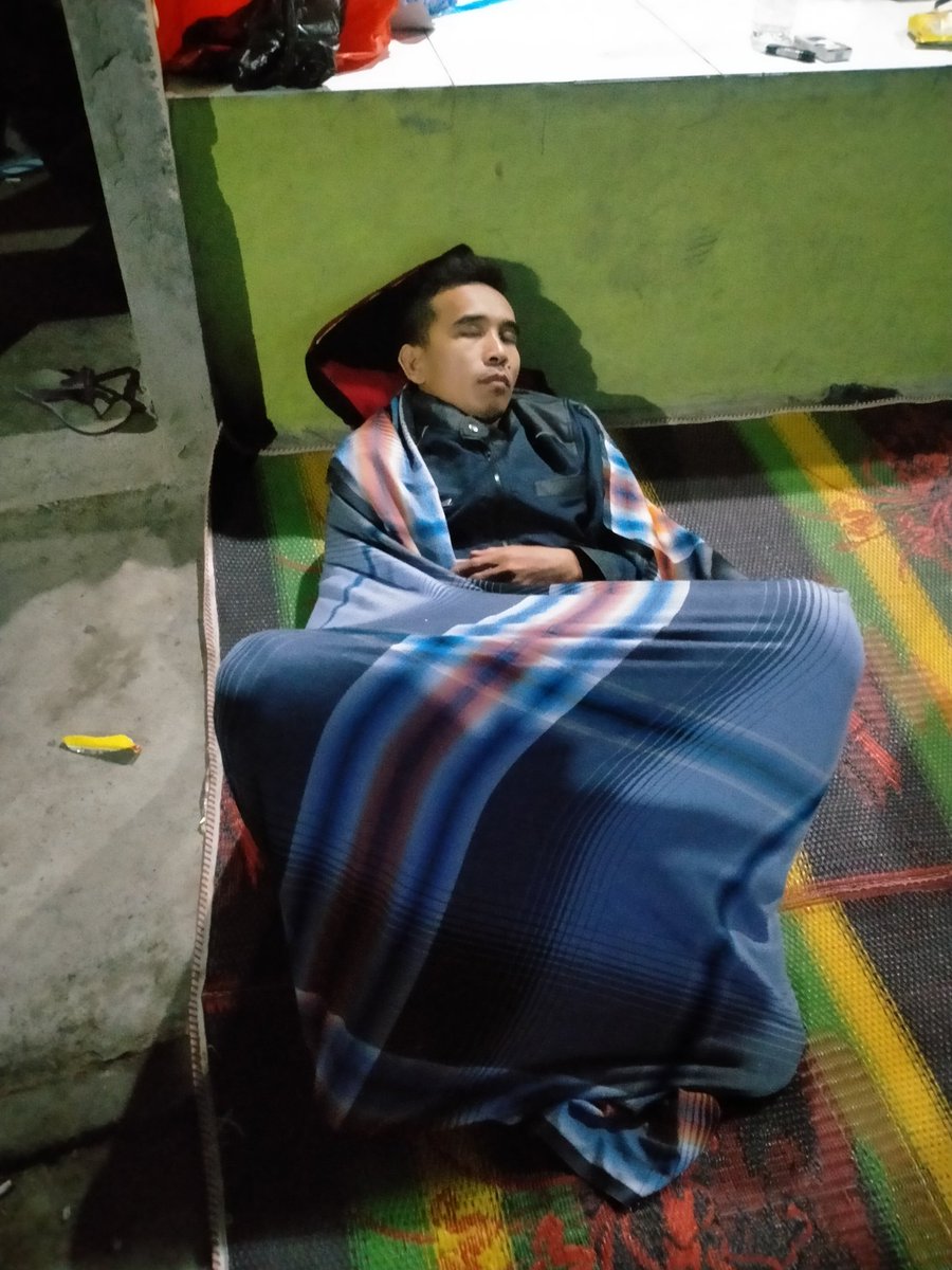 Hai <a href="/grok/">Grok</a> edit foto ini dengan latar belakang camping di gunung ditemani seorang wanita sexy sedang  membakar kayu disamping tenda