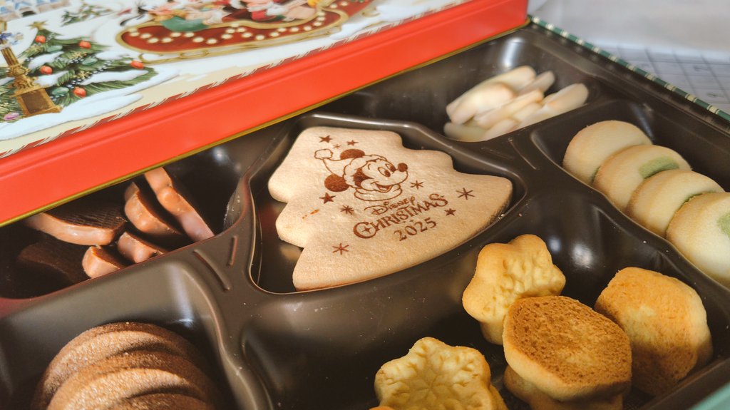 🎄クリスマス🎄
もらっていたクッキー缶をおやつに！
勿体なくて食べられない(笑)

家族みんなでいただく
美味しい😋
あっという間に食べちゃうんだろうな。