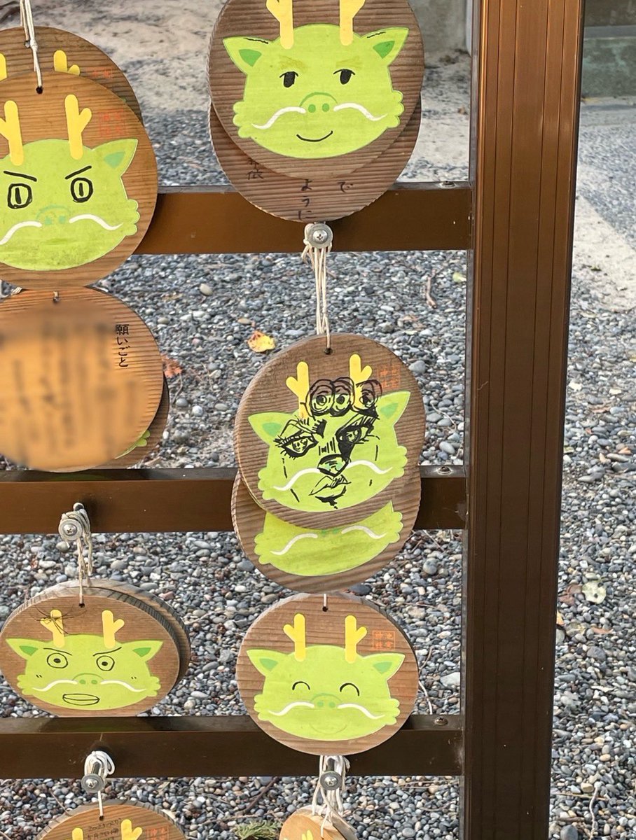 collier_brjo's tweet image. 龍の顔を描く絵馬
やたら濃い顔があった