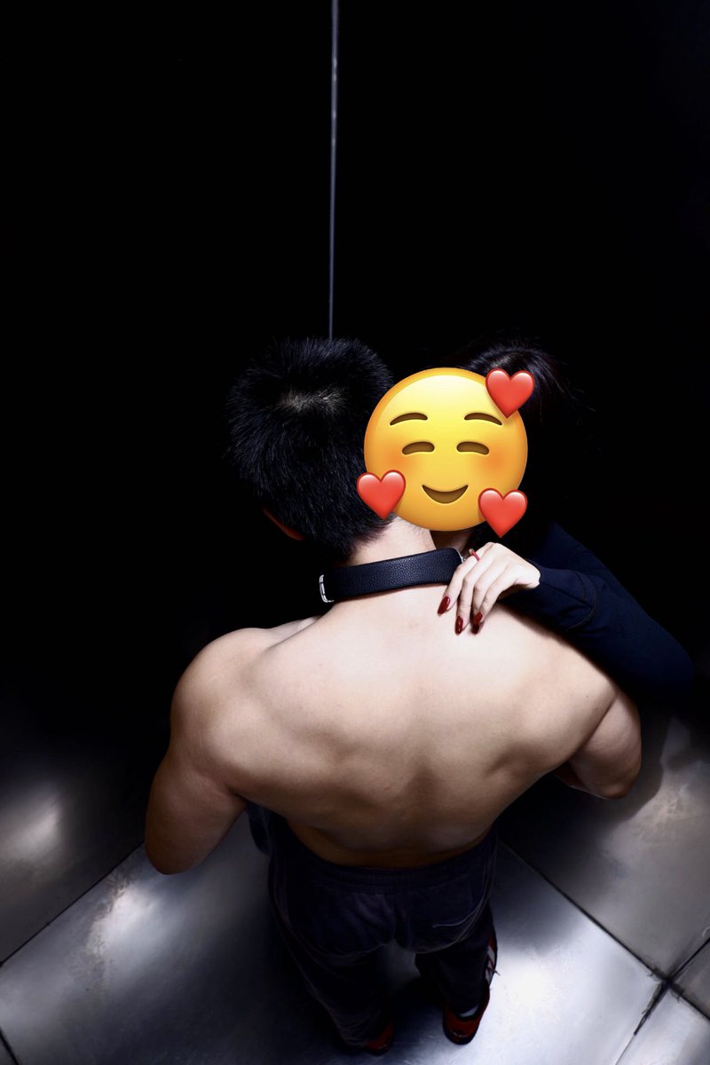 想来电梯间试一下的扣1🥵🥵🥰#肌肉男妈妈 #反差