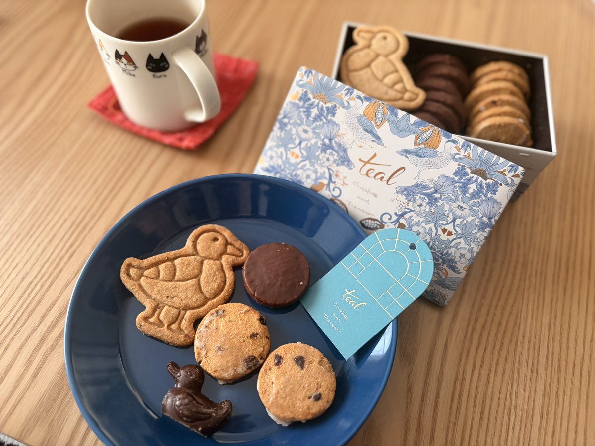 Nyanderson_E000's tweet image. 今週もクッキー缶食べられて、僕とっても幸せ🙂笑
正月めいいっぱい働いたご褒美に笑

金胡麻とダークチョコレートがちゅき😘笑

#teal 
#クッキー缶