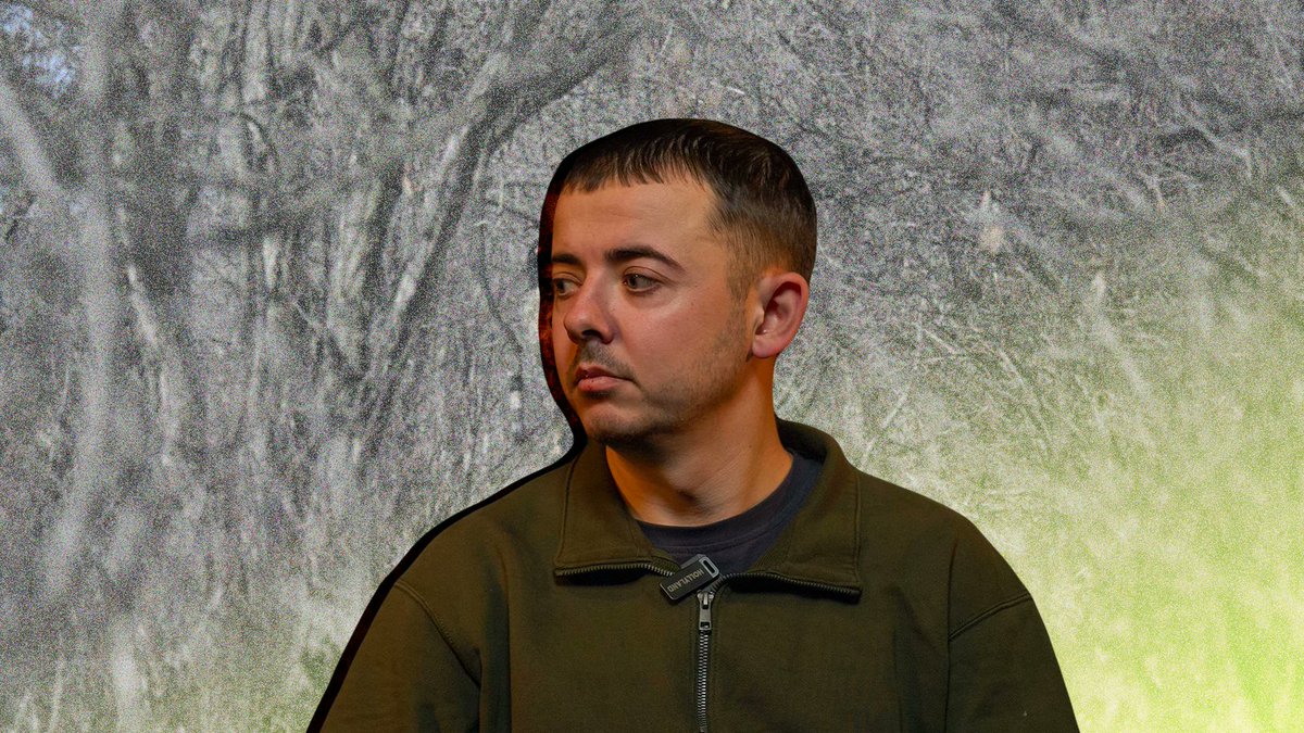 «Коли ми виходили з автобусів, бачили їхніх полонених. Мене це дуже сильно збентежило, тому що вони були схожі на людей, у більш-менш пристойному вигляді. А тут наші хлопці — по 2 метри зростом і з вагою 45 кілограмів — просто живі трупи», — згадує маріуполець Олександр Гуржов,