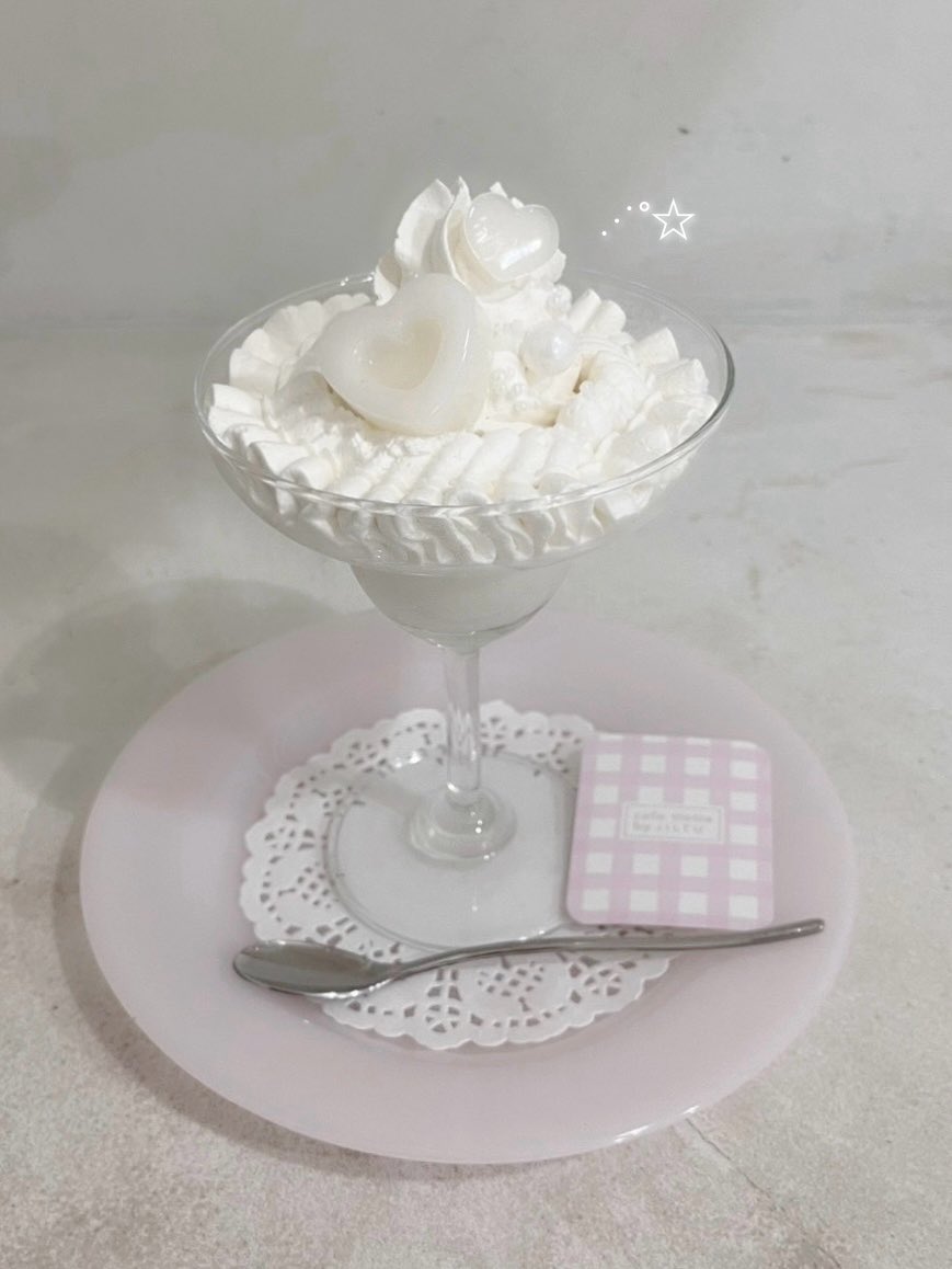 miss_kiyoki's tweet photo. ちょうromanticな真っ白な空間とwhip creamみたいなシャンデリアの店内でこんな夢みたいにお上品でまっしろなスイーツが食べれます♥ cafe tie a ribbon🥄 ⋰˚☆ https://t.co/tNL2imugbs