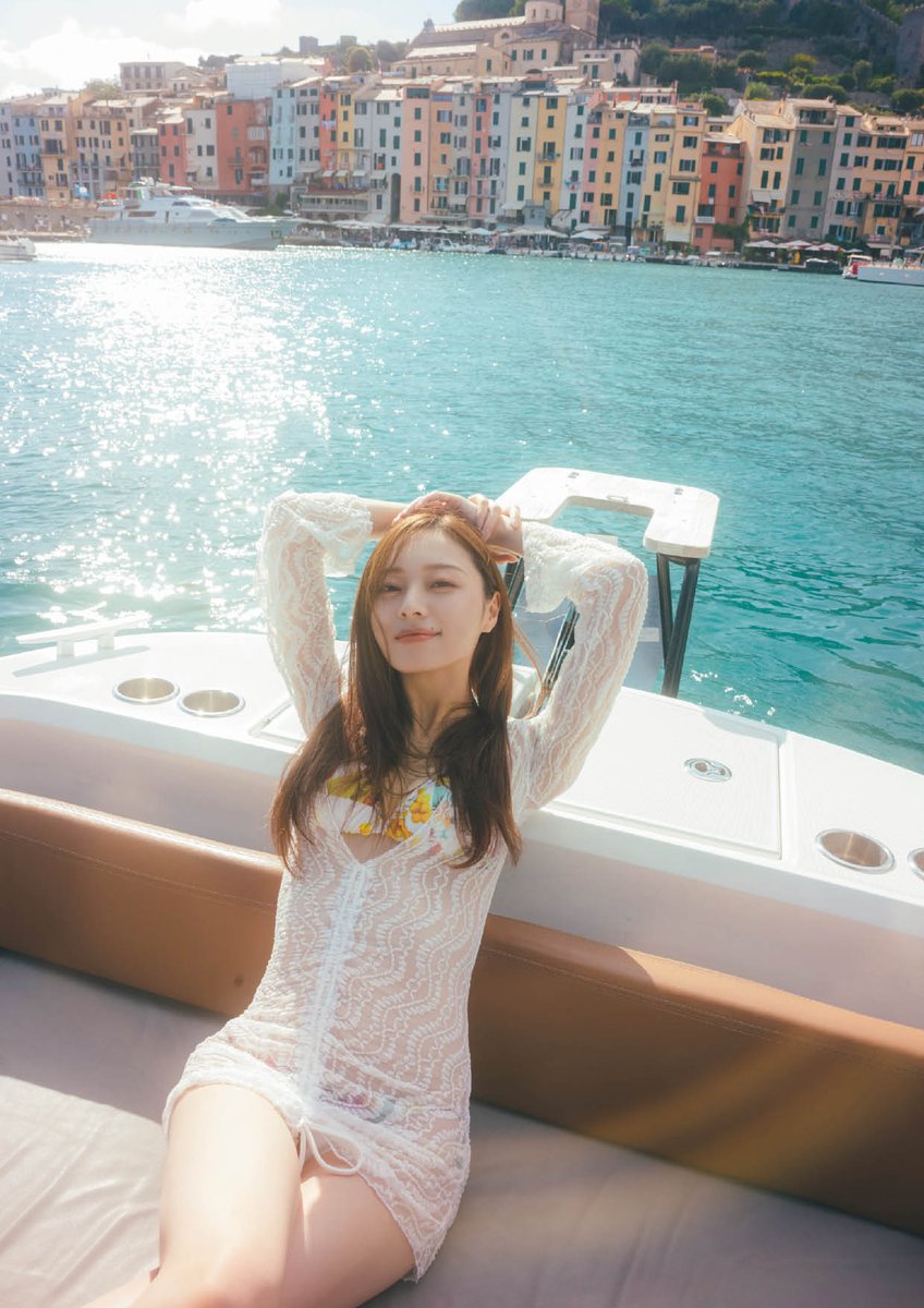 乃木坂46梅澤美波、 ミラノの街で偶然出会ったワンちゃんと もふもふ2