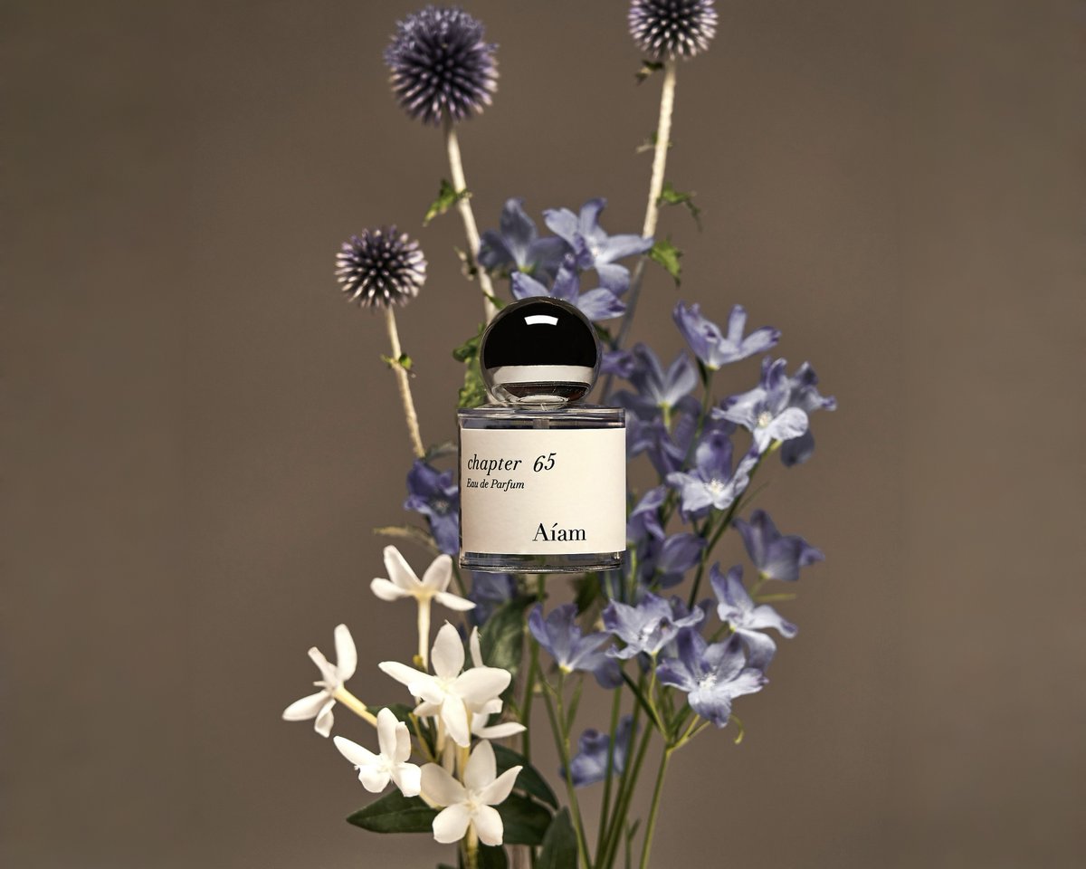 Aíamを代表する香り、chapter 65

やわらかなベルベットのようなパウダリックさに
オレンジフラワーとフローラルブーケが重なり
時間とともに温かなムスクが寄り添う。

軽やかさと奥行きを併せ持つ香りが
日常に上品な華やぎを添える。

▼ CHECK
x.gd/fKVXY