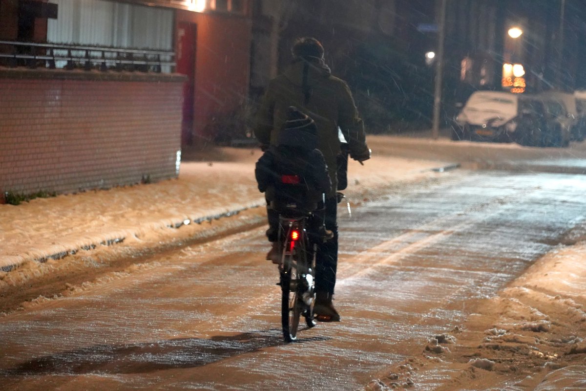 weerverteller's tweet photo. Er lijkt zich de komende dagen boven onze hoofden een strijd te gaan afspelen tussen koude en zachte lucht. Dit kan een vracht aan sneeuw en gladheid opleveren. https://t.co/Gdkg3Q7bWI #winter #winter2026 #sneeuw #gladheid #strijd
Foto: Joost Mooij. https://t.co/flApmEdBW9