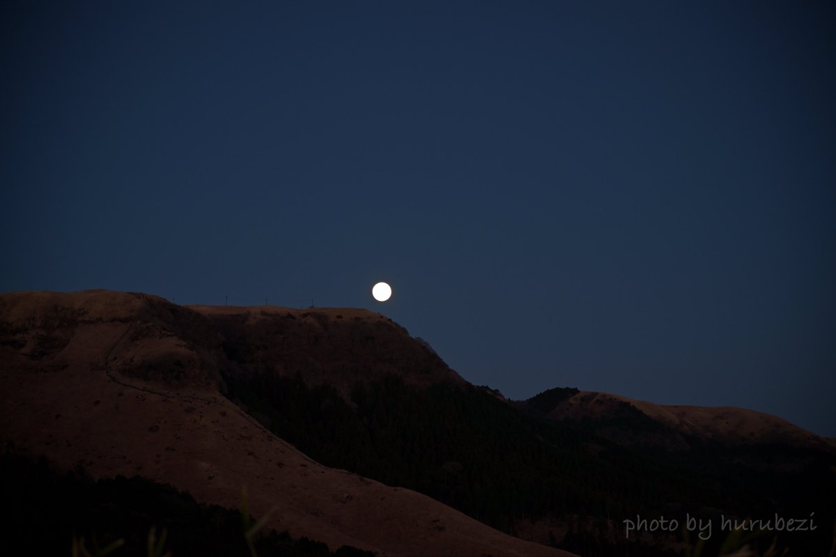 HurubeZ's tweet image. 原野に登る月🌕

#写真好きな人と繋がりたい