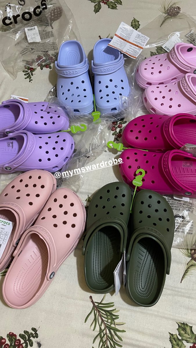 Hi guys please I have these colors of crocs available 

Sizes 37-46

200 cedis… please rt for me🙏
