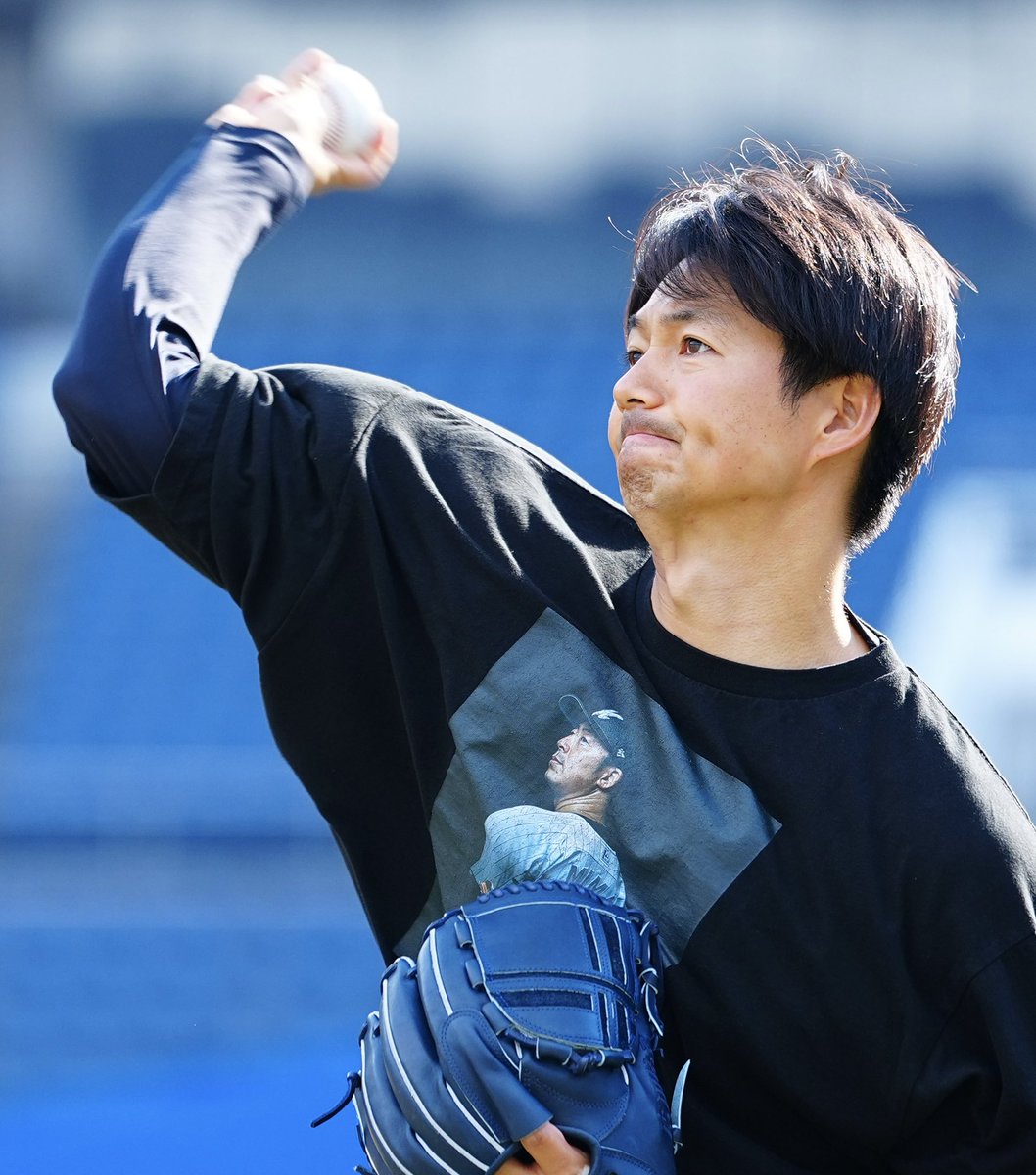 Sponichi_Photo's tweet image. 〈ロッテ〉胸に美馬魂。ZOZOマリンでの練習を公開した唐川侑己投手（撮影・長久保　豊）