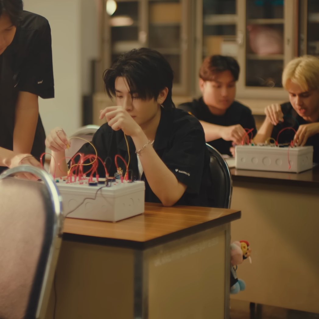 owof27's tweet image. หนุ่มตี๋ 9 นาฬิกาห้อยตุ๊กตุ่นเต็มเยย เอ็นดูอะ 🧸

THAI 9 O’CLOCK

#THAI_9นาฬิกา
#THAIchayanon 
#BUSCOVERPROJECT