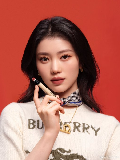[NEWS] #Kep1er’s #XIAOTING defines "Classic Elegance" in new feature with Burberry. 👑🧥