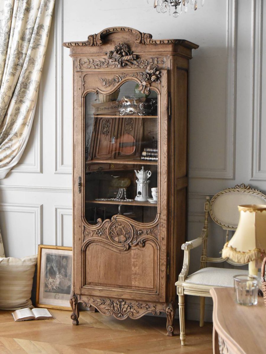 △繊細かつ豪華なレリーフで囲まれたフランスのアンティークガラス