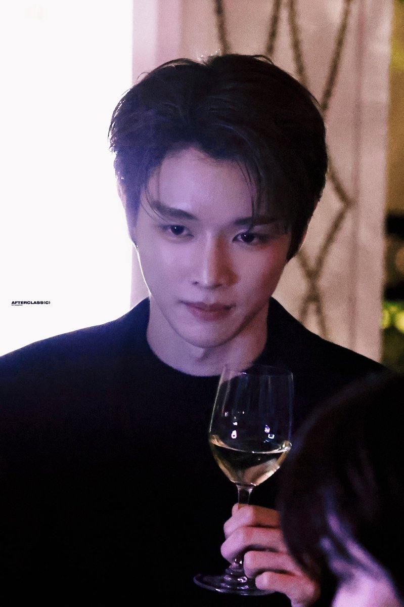 adoringsyong's tweet image. thank you samsung for always providing a style that suits my man : dandy, neat and elegant 😍