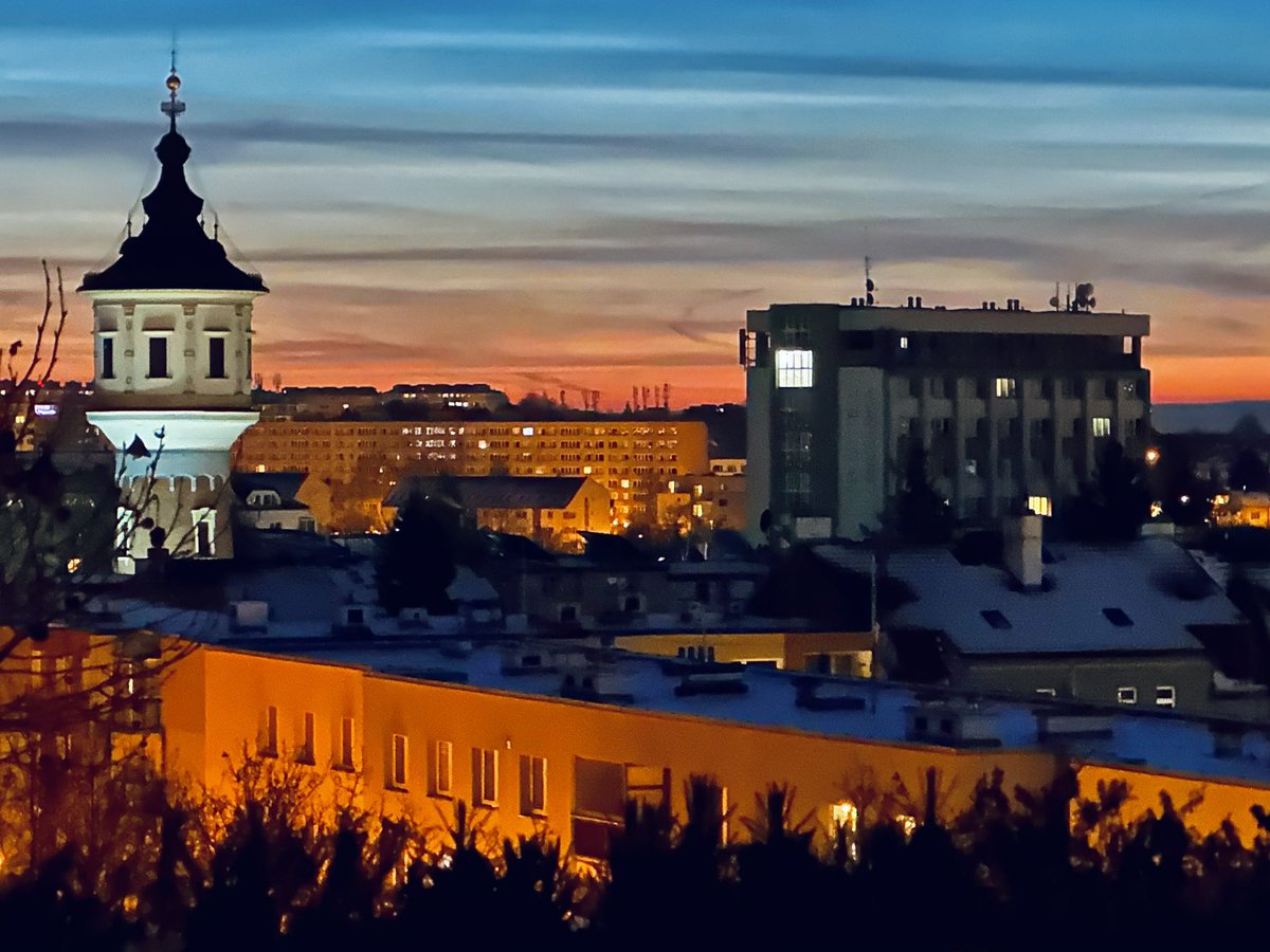 sduben's tweet image. Krásné pondělní ráno všem a těm, co jako já začínají pracovat v novém roce až dnes, ať vykročí tou správnou nohou :) #morning #dawn #Prague