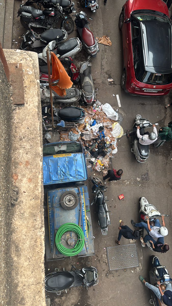 arjun_zaveri's tweet photo. Please help ! This has become a regular occurrence . We understand that sometimes delay happen but this has been ongoing . Please look into this . @mybmc @mybmcWardB @mieknathshinde https://t.co/H94GOSTBBG