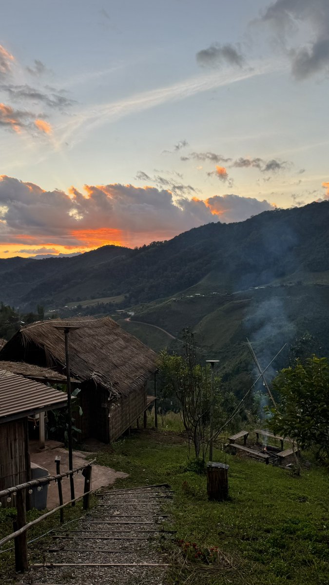 lostyouinmay's tweet image. อยากให้ทุกคนไปเที่ยว "น่าน" จริงๆนะคือสวยเหมือนไม่มีอยู่จริงเลย vibe ดีทั้งเช้า-เย็นเลย ทะเลหมอกตอนเช้า อากาศเย็นสบาย mood ดีพอๆกับเชียงดาวเลย ได้เห็นดาวตอนกลางคืนโคตรสวย ควรถูกค้นพบอีกเยอะๆ