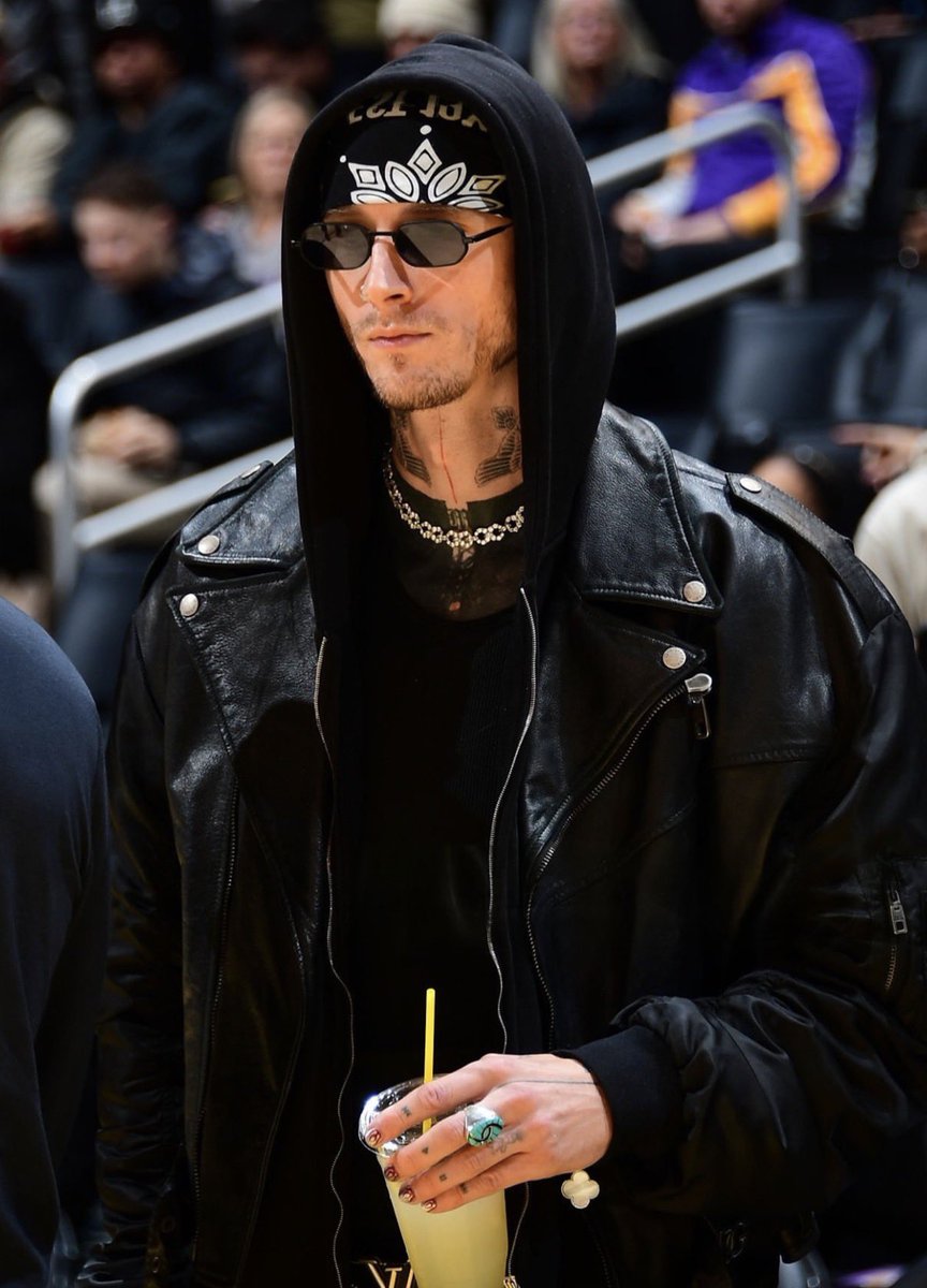 kristenESTXX's tweet image. guarding his energy right here 

(kells at la // memphis game)