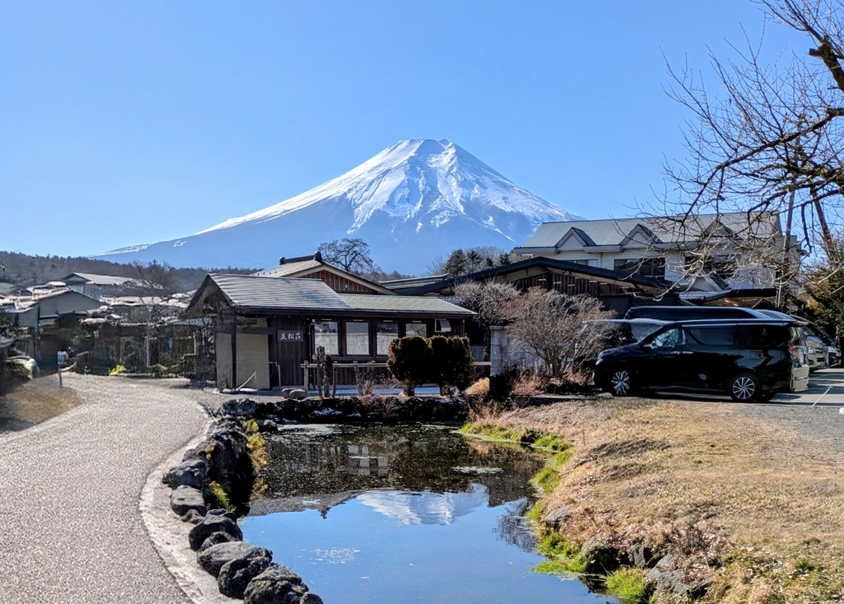 無事に帰宅致しました。
富士山周辺の池から水鏡富士山🗻
フォトスポットは外国人だらけでウンザリ。