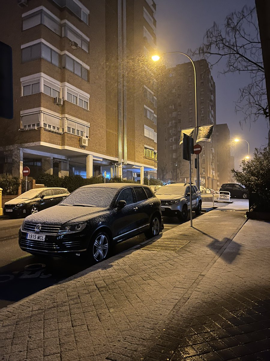 El momento de mayor intensidad de la nevada se produjo entre las 3:30 y las 4:00 de la madrugada, con una acumulación de unos 2 cm de nieve❄️
#nieve #madrid