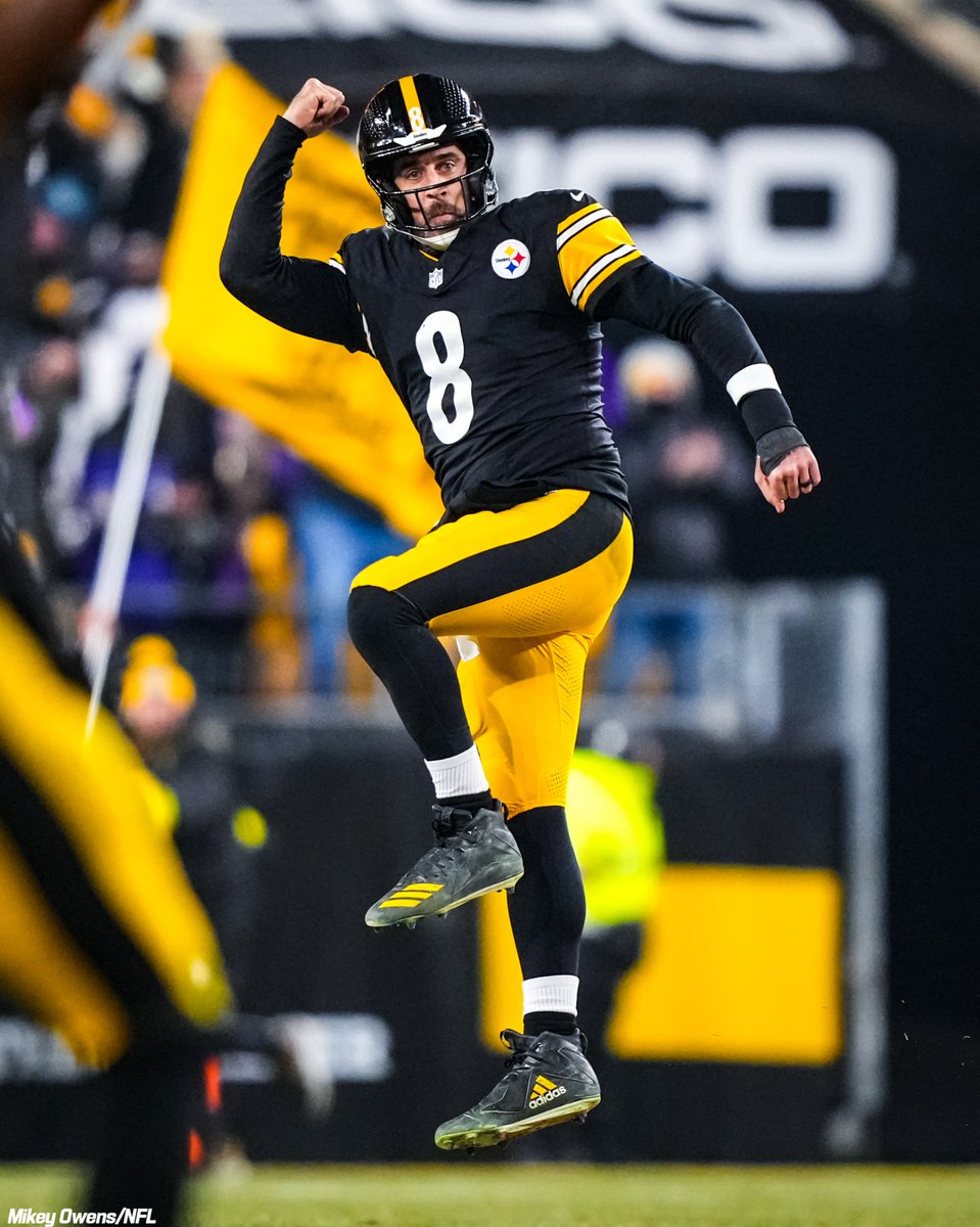 steelers's tweet image. Waking up an AFC North Champ like 🙌  @AaronRodgers12