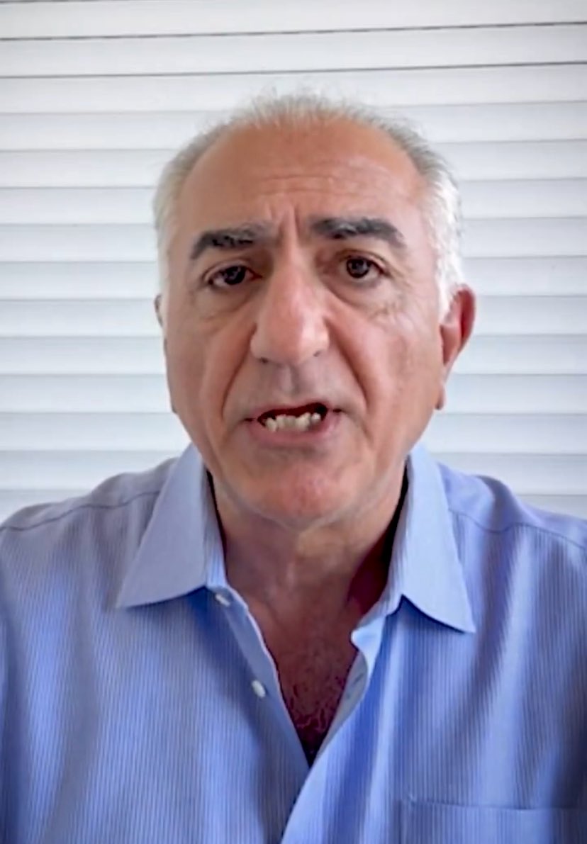 آن‌چه در ویدیوهای اخیر رضا پهلوی بیش از هر چیز به چشم می‌آید، نه «پیام سیاسی»، بلکه نمایش سیاسی است؛ نمایشی خام، تقلیدی و توهین‌آمیز به شعور مردمی که سالهاست با بدن‌های واقعی‌شان هزینه می‌دهند. 
پیراهن یقه‌باز، چهره‌ی به‌زور خسته، ژست‌های کنترل‌شده‌ی «من هم یکی از شمایم» تلاشی