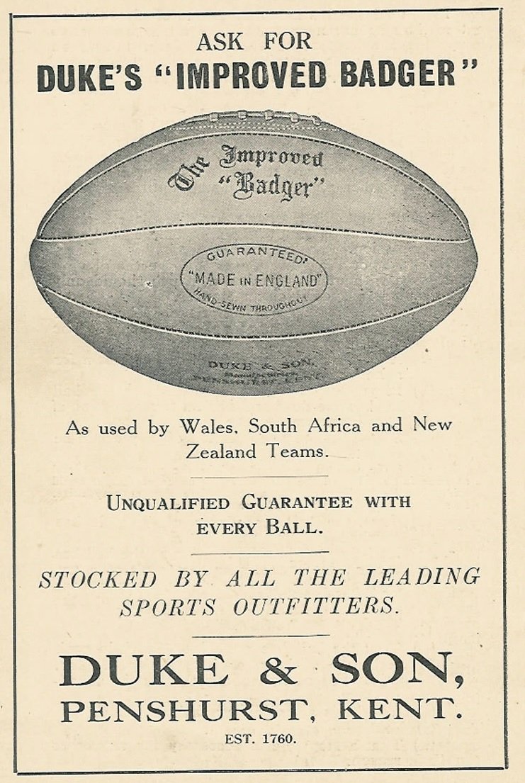 Plus connue dans le monde du cricket, la marque anglaise DUKE &amp; SON proposait en 1932 une belle <a href="/BECHIGUES/">BECHIGUES</a> à 8 panneaux, la "IMPROVED BADGER". Modèle emprunté à la marque JOHN WISDEN avec qui elle avait fusionné en 1920.
#OldLeatherRugbyBall #Beuchigue #Gonfle #Cuir